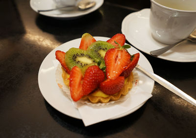 Close up strawberry and kiwi tart