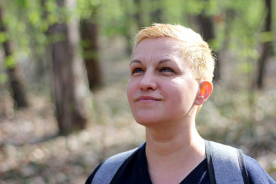 Portrait of a smiling young woman outdoors