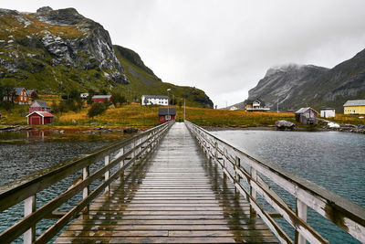 Wooden bridge on the water at village vinstad in moskenesoya on lofoten islands in norway