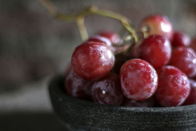 Close-up of red grapes in bowl on table