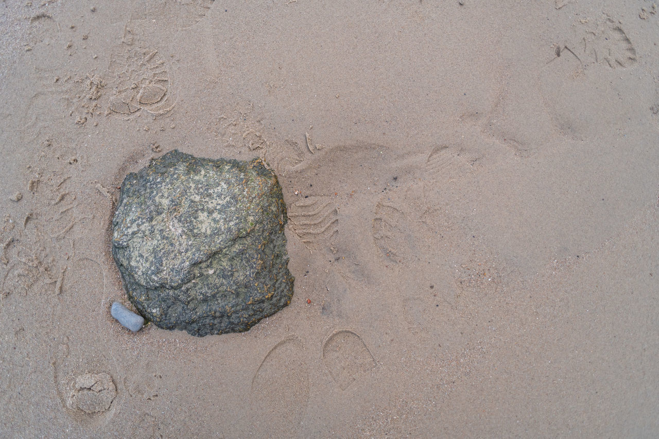 HIGH ANGLE VIEW OF STONE ON ROCK