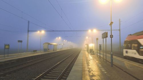 Night train in the fog. station in fog and darkness. passage of express train in fog and darkness