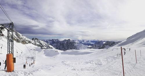 Scenic view of snowcapped mountains against sky, zugspitzblatt/gletscher