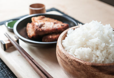 Close-up of rice with meat in bowl on table