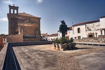 Statue of historic building against sky