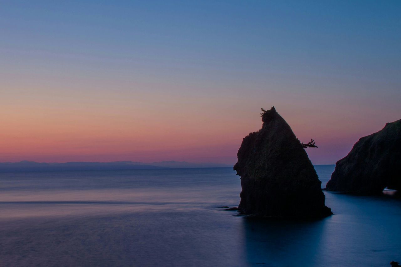 sea, water, sunset, scenics, tranquil scene, horizon over water, tranquility, rock - object, rock formation, beauty in nature, clear sky, idyllic, nature, rock, copy space, orange color, silhouette, cliff, sky, beach