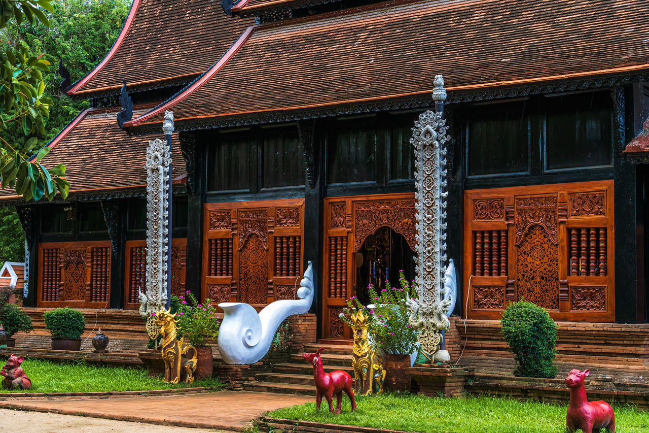SCULPTURE OF A HOUSE