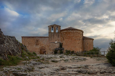 The hermitage of san frutos is located dominating one of the meanders of the duraton river.