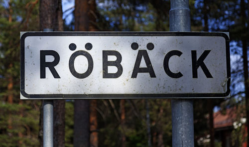 Sign with the text roback marking the beginning of the residential area