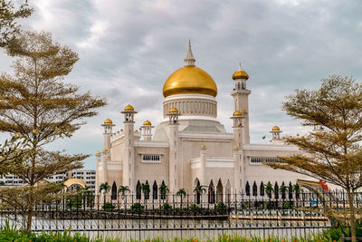 Sultan mosque against sky