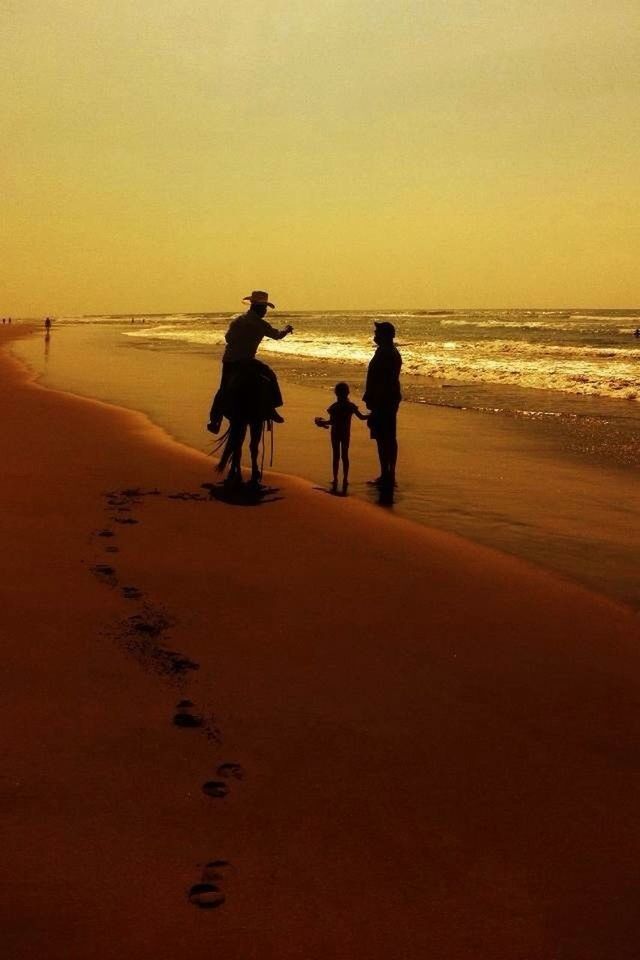 sunset, beach, sea, silhouette, horizon over water, men, water, orange color, lifestyles, full length, leisure activity, togetherness, sand, shore, clear sky, copy space, walking, person