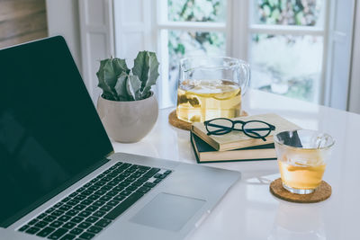 Morning time at home healthy breakfast laptop and cup of tea on table. natural meal in remote office