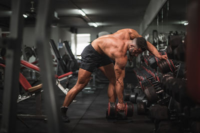 Young athlete training for bodybuilding in a gym 