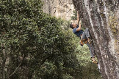 One man rock climbing in jilotepec, mexico