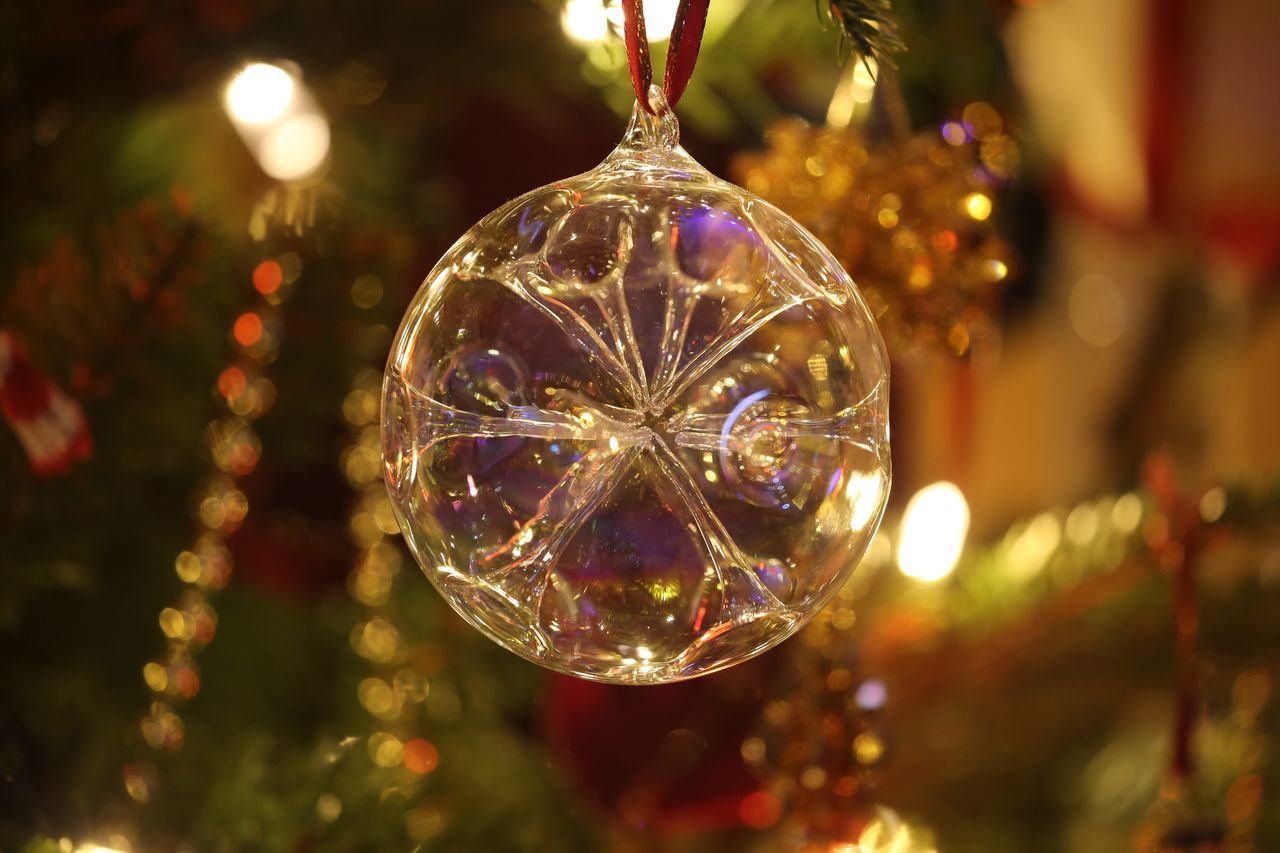 christmas, christmas decoration, christmas tree, decoration, christmas ornament, holiday, celebration, illuminated, close-up, christmas lights, tree, hanging, indoors, ornament, focus on foreground, reflection, no people, sphere, shiny