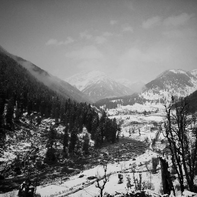 SCENIC VIEW OF SNOWCAPPED MOUNTAINS