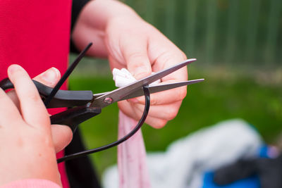 Hand cutting tie wrap with scissors 