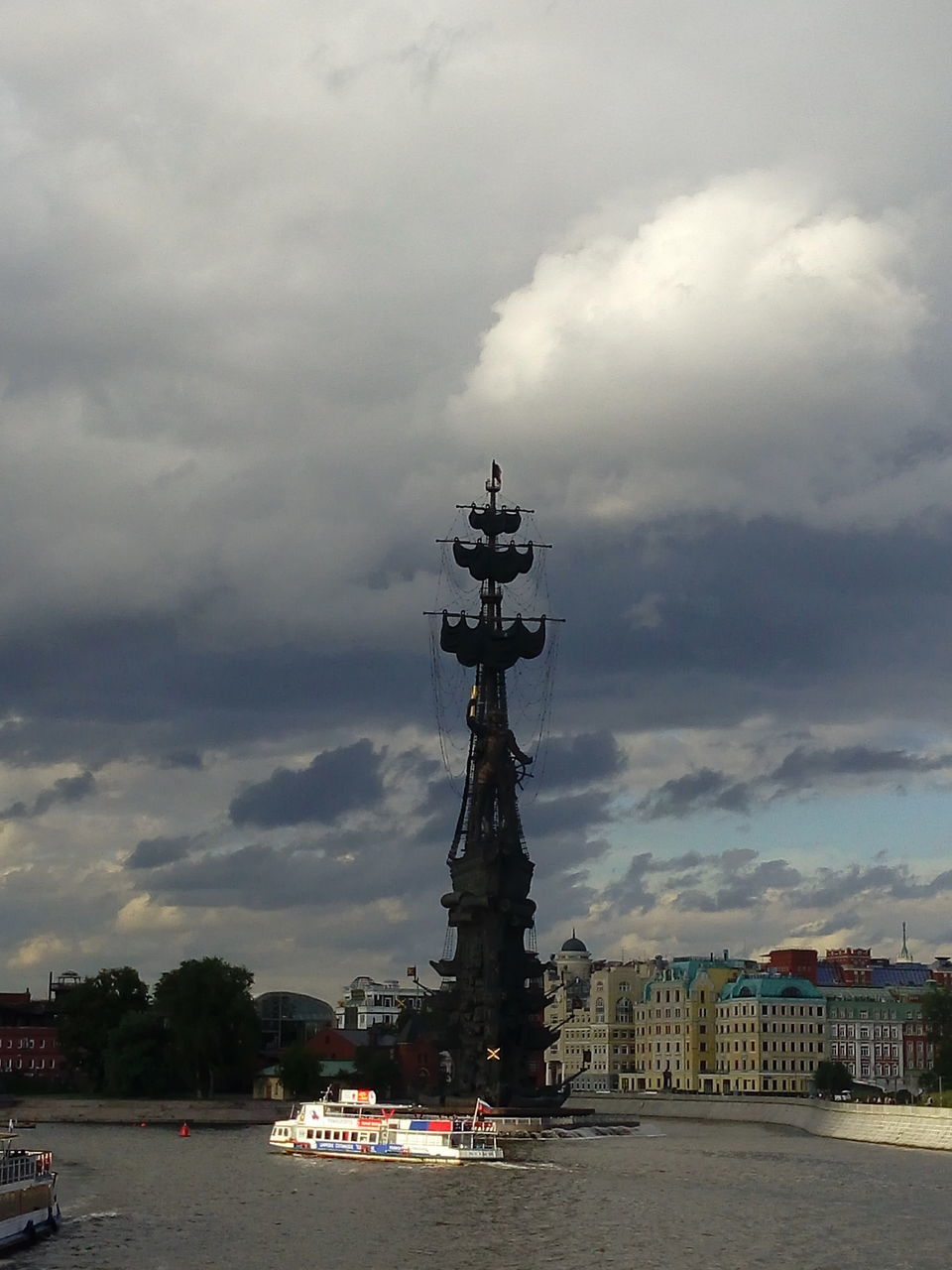 VIEW OF CITY AT WATERFRONT