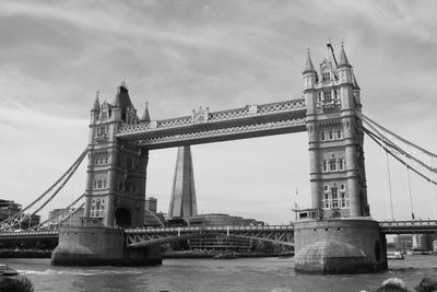 London bridge - b/w