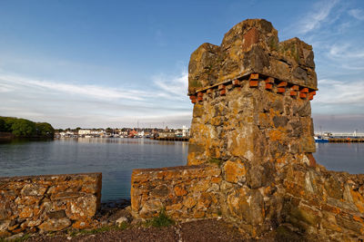 Historic building by sea against sky