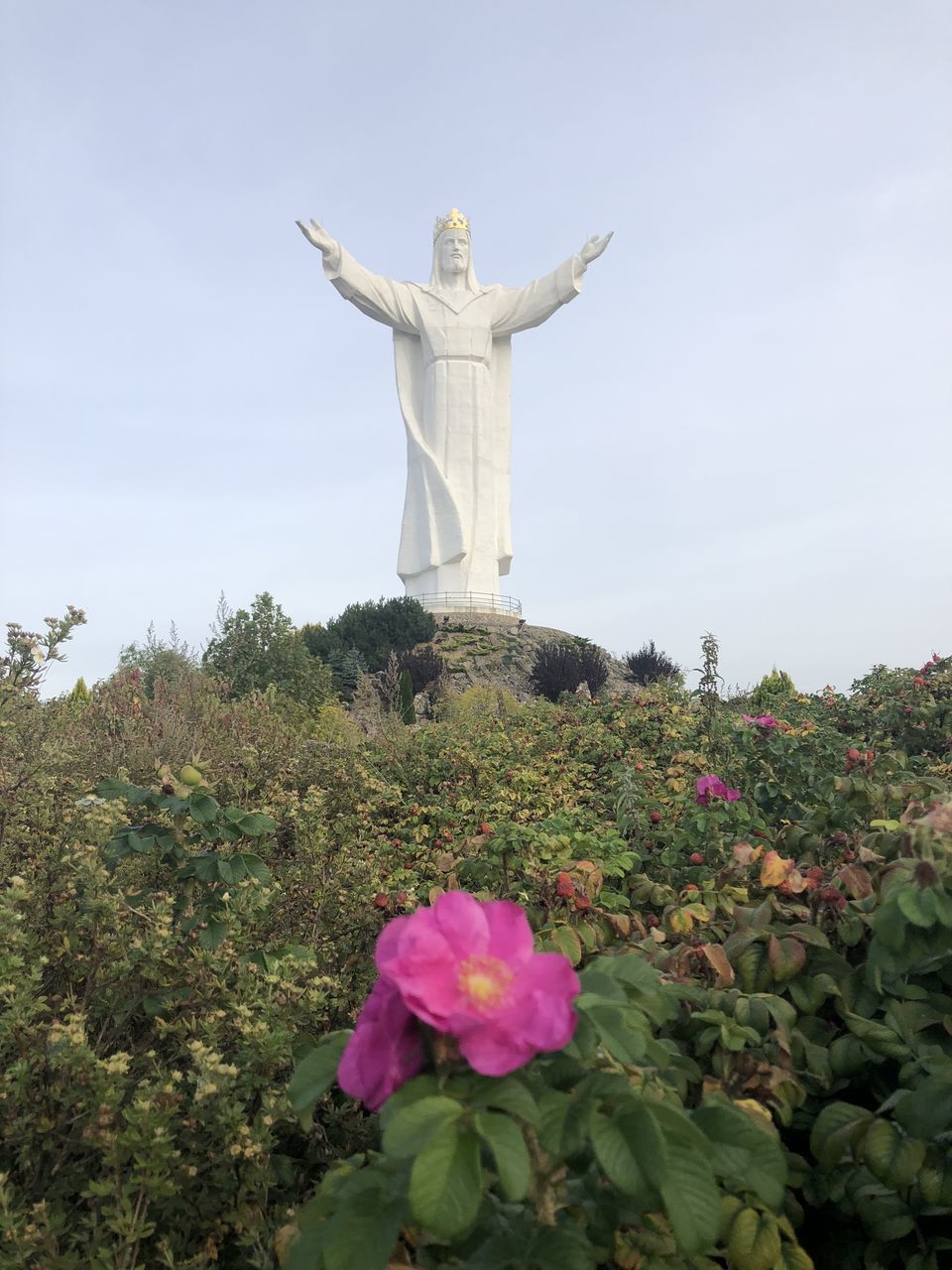 VIEW OF STATUE OF FLOWER AGAINST PLANTS