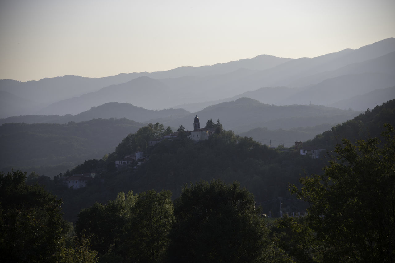 SCENIC VIEW OF SILHOUETTE MOUNTAINS AGAINST SKY