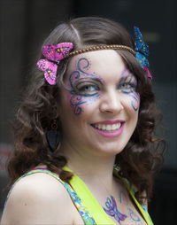 Portrait of smiling young woman wearing sunglasses