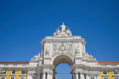 Rua augusta arch overlooking the praça do comércio square in lisbon