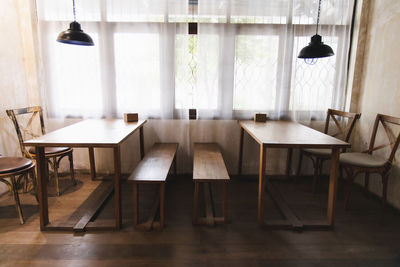 Table and chairs in room