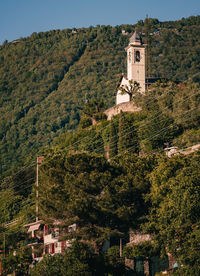 Church surrounded by vegetation in the mountains of lake como