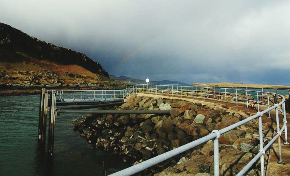 SCENIC VIEW OF SEA AND MOUNTAINS AGAINST SKY