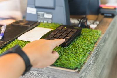 Costomer enters the amount into the cash register in cafe