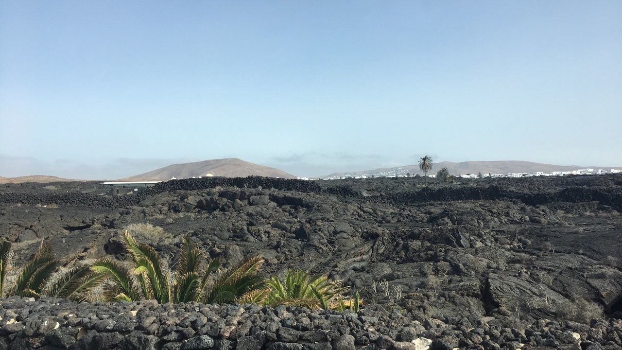 SCENIC VIEW OF VOLCANIC MOUNTAIN AGAINST SKY