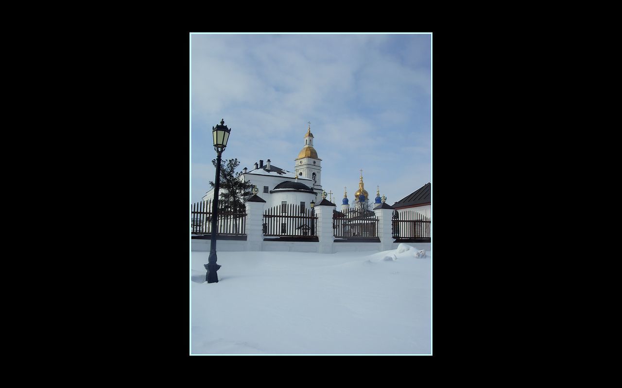 religion, place of worship, spirituality, architecture, church, built structure, building exterior, cathedral, dome, sky, famous place, cross, travel destinations, copy space, indoors, international landmark, tourism, statue