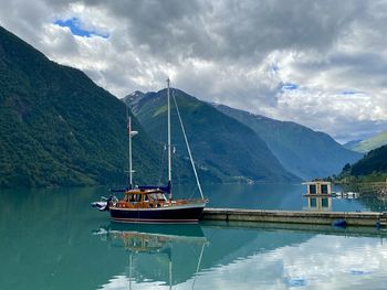 Sailboat in lake against sky