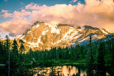 Panoramic view of lake and mountains against sky