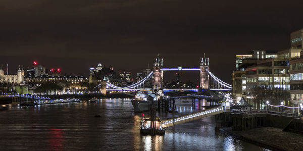 Night photo of the tower bridge illuminated