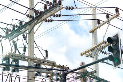 Three-phase electric power for transfer power by electrical grids. electric power for support