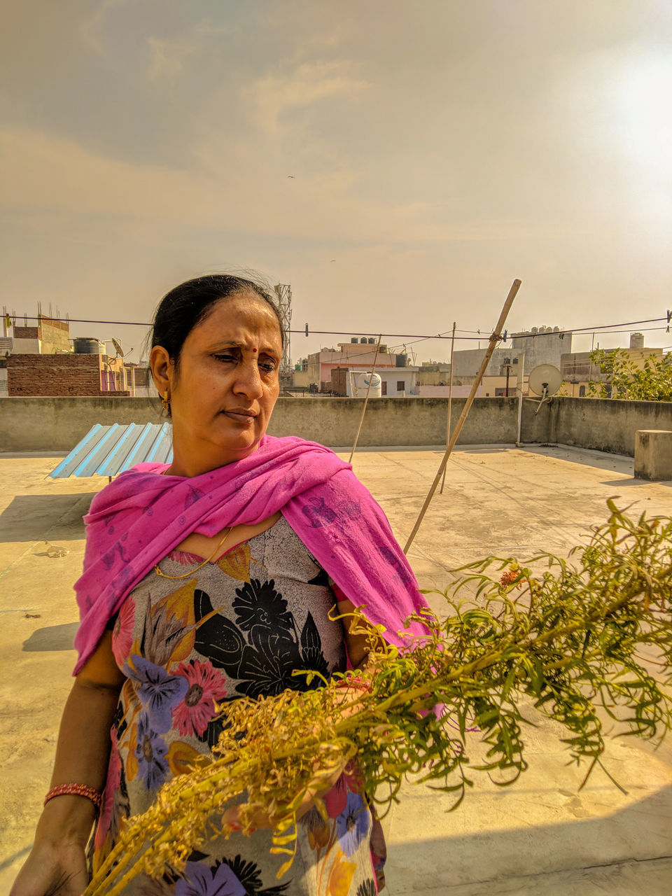 PORTRAIT OF WOMAN AGAINST BUILT STRUCTURE