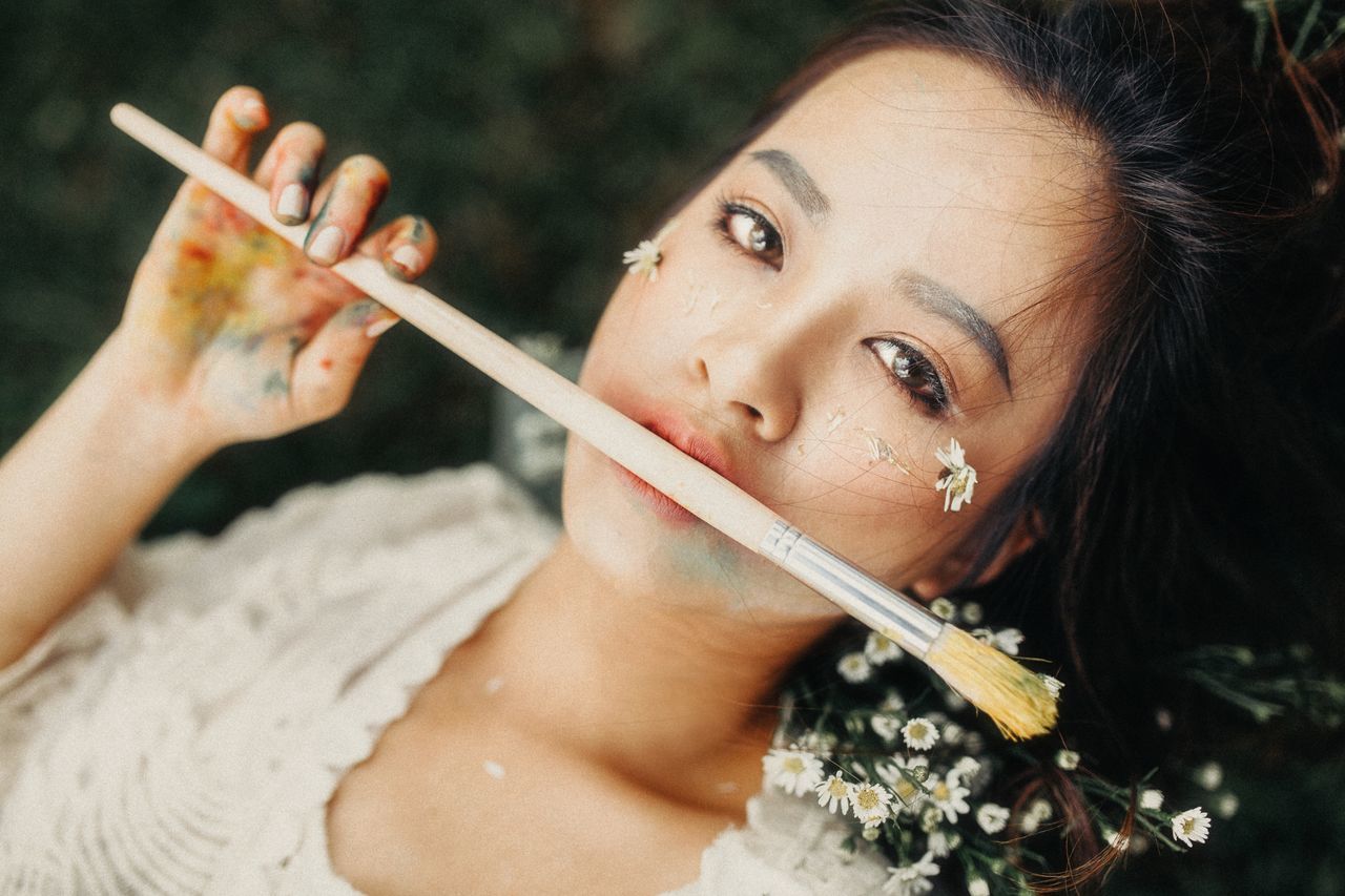 CLOSE-UP PORTRAIT OF YOUNG WOMAN WITH TATTOO