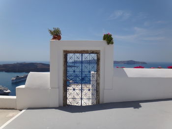 Building by swimming pool against sky