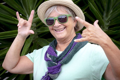 Portrait of a smiling young woman wearing sunglasses