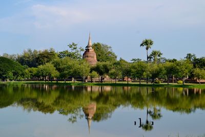 Reflection of stupa on calm lake at sukhothai historical park
