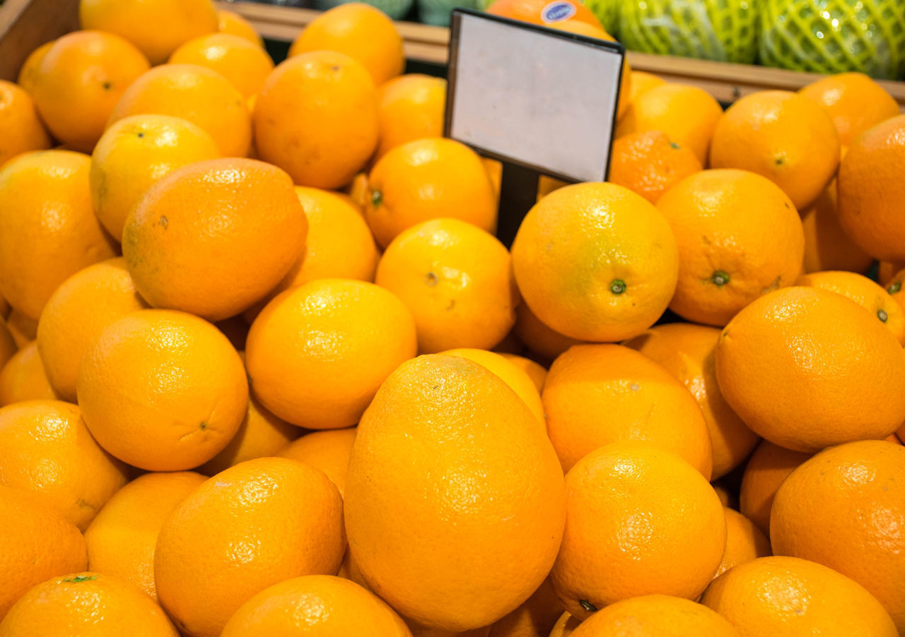 CLOSE-UP OF ORANGES FOR SALE IN MARKET