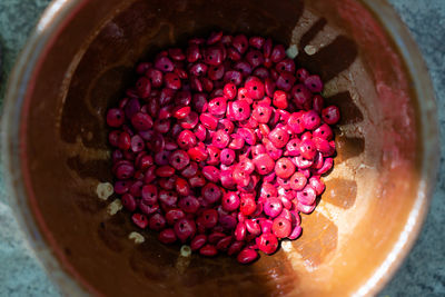 Close-up of green peas in bowl