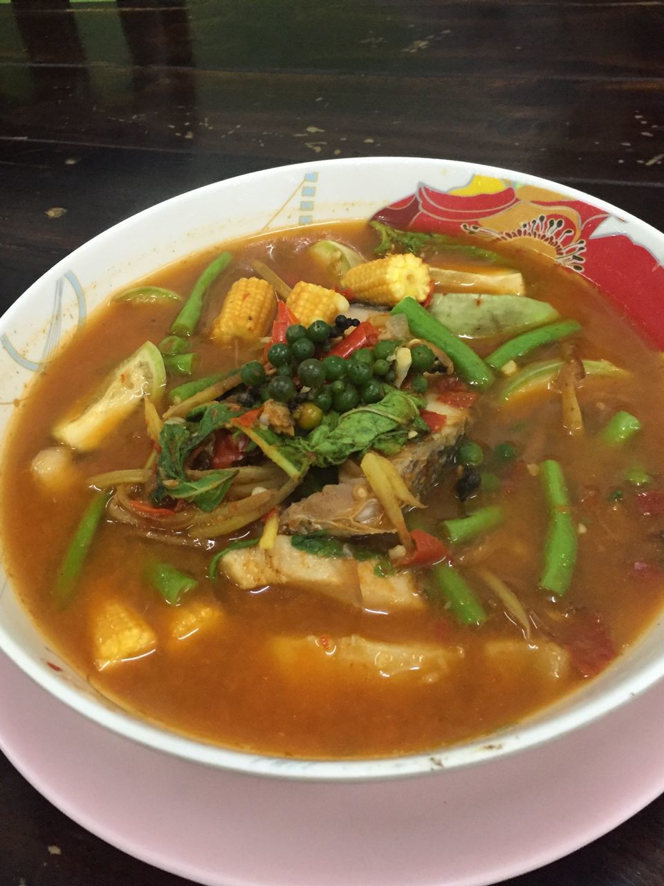 HIGH ANGLE VIEW OF SOUP SERVED IN BOWL WITH RICE