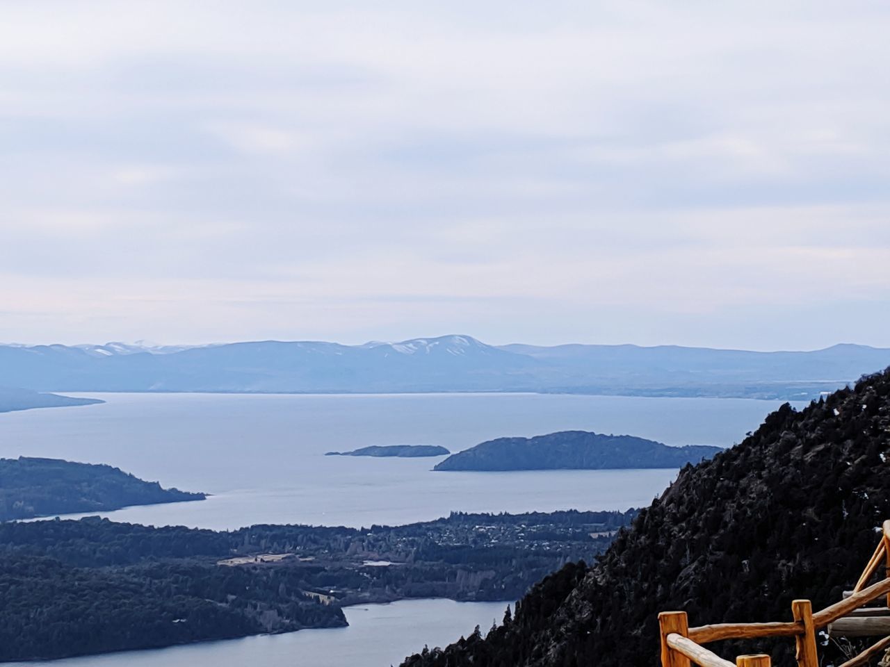 SCENIC VIEW OF SEA BY MOUNTAIN AGAINST SKY