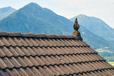 Sculpture of roof of building against sky