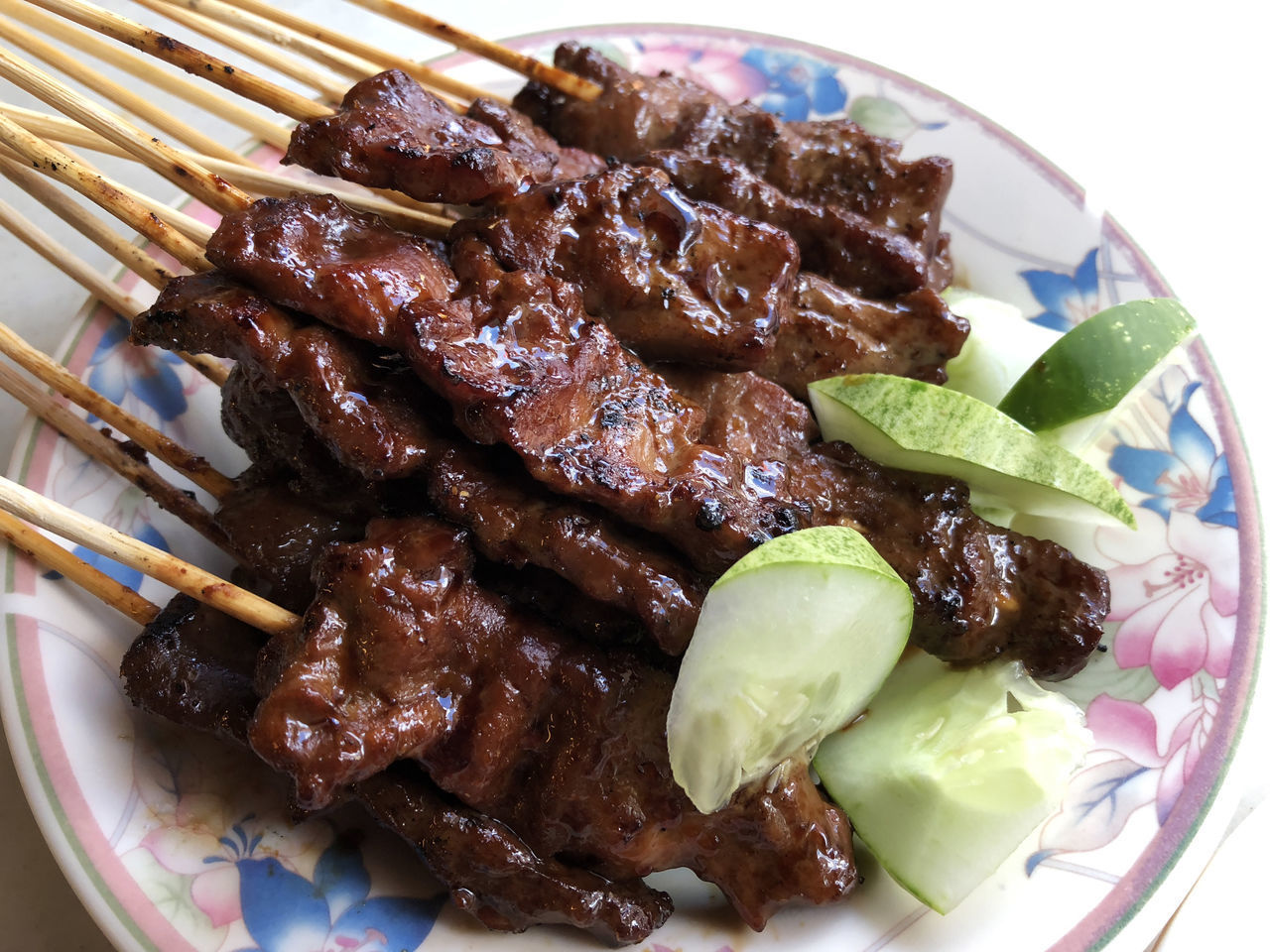 HIGH ANGLE VIEW OF MEAT IN TRAY