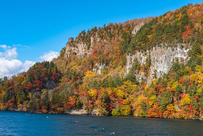 Lake towada utumn foliage scenery. towada-hachimantai national park in tohoku region. aomori, japan.